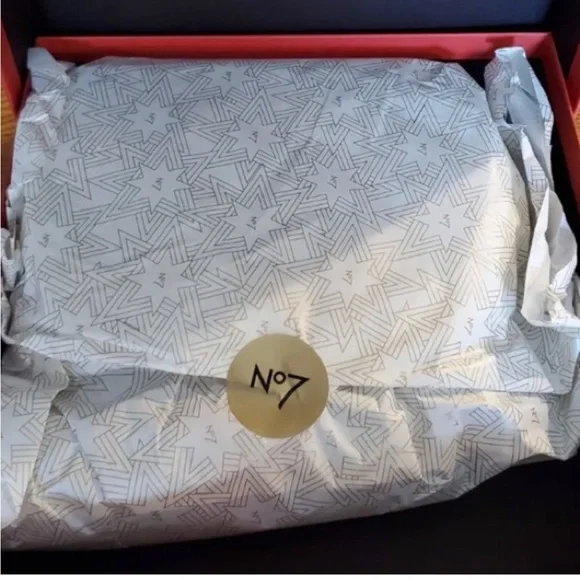 New No.7 Ultimate Skincare Collection Gift Box - Picture 5 of 7